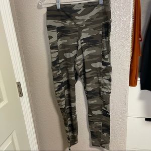 Express Camo Leggings Size M
Excellent Condition